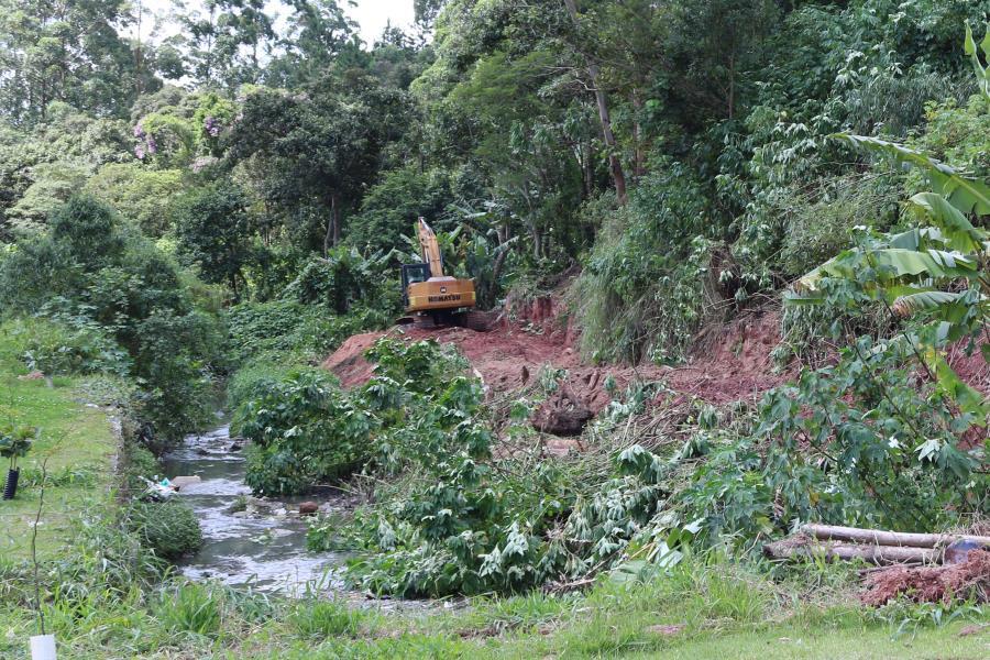 Prefeitura executa desassoreamento do córrego da Avenida Nove de Julho
