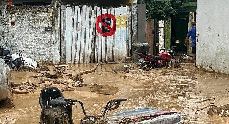 Buscas por sobreviventes de temporal no litoral de SP prosseguem hoje; chuva deve diminuir