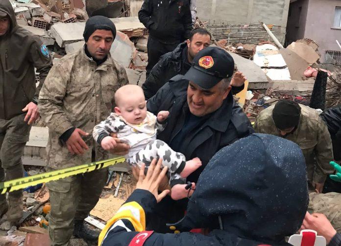 Crianças são resgatadas na Turquia após 100 horas soterradas