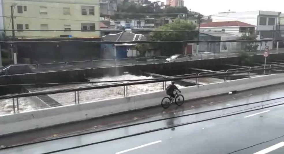 Forte chuva causa alagamento e afeta circulação de trens na Grande São Paulo