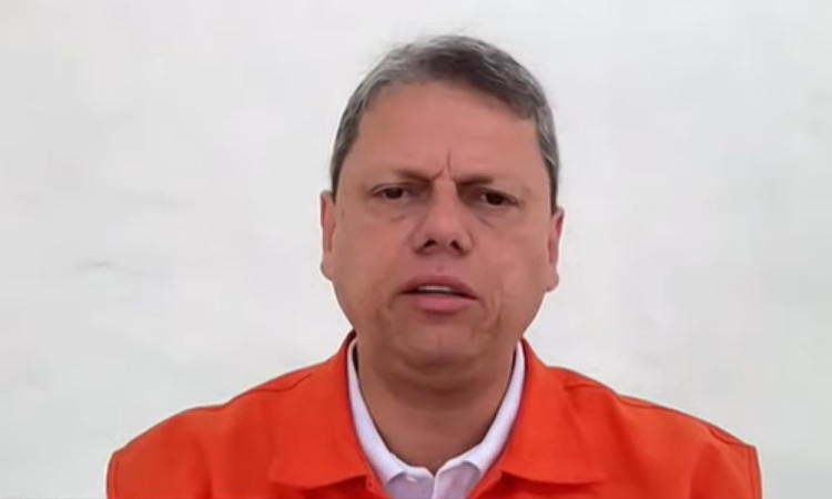 ‘Governo vai desapropriar terrenos para construção de imóveis em áreas seguras’, afirma Tarcísio