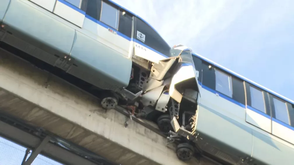 Colisão entre trens paralisa Linha-15 Prata do Metrô de SP e provoca caos no transporte
