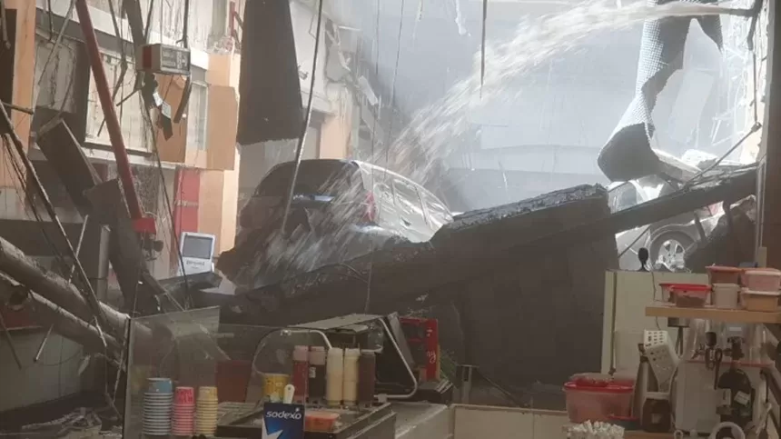 Parte de teto de shopping desaba em Osasco, na Grande São Paulo