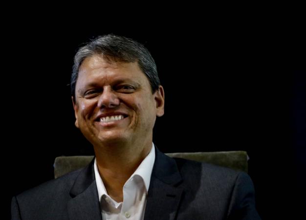 Tarcísio de Freitas passa bem após cirurgia para retirada de cálculo renal em Londres