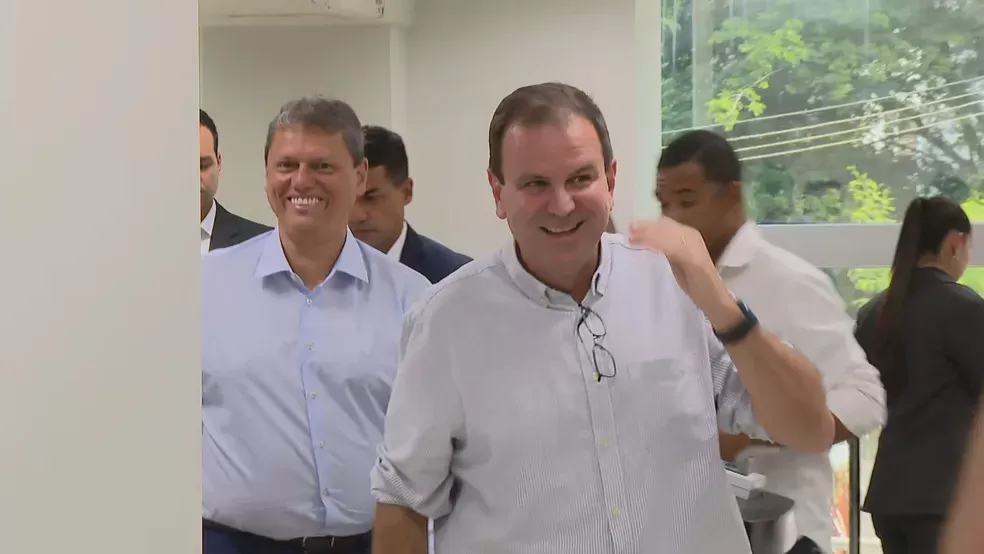 Tarcísio de Freitas visita Centro de Operações Rio e afirma que sirenes serão instaladas em São Paulo até o próximo verão