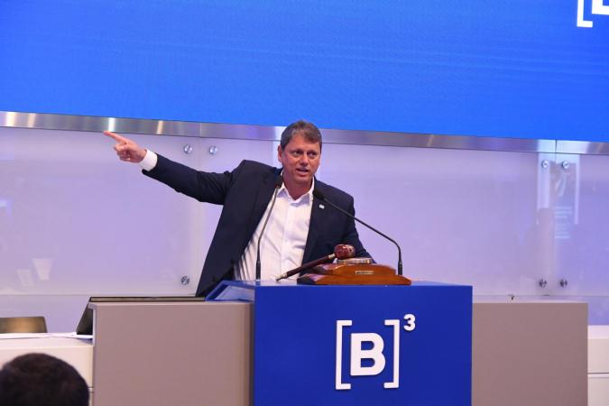 Tarcísio fala sobre privatizações em São Paulo e revela projeto educacional de redação corrigida por inteligência artificial