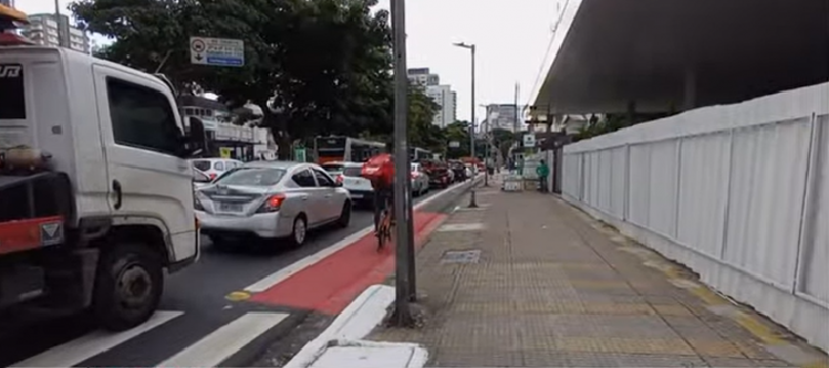 Ciclistas reclamam de ciclofaixa estreita na Avenida Rebouças: ‘Não respeitam a gente’
