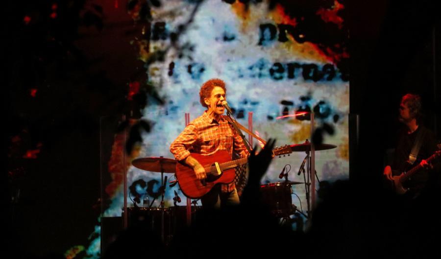 Nando Reis atrai multidão e comemora em grande estilo aniversário de Itapecerica da Serra