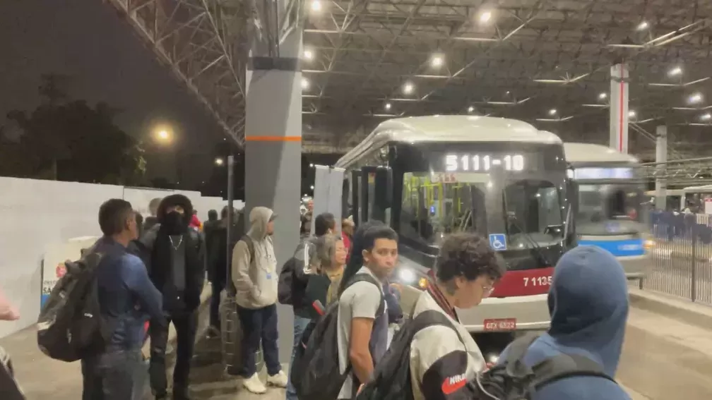 Paralisação de 9 empresas atrasa saída de ônibus em SP