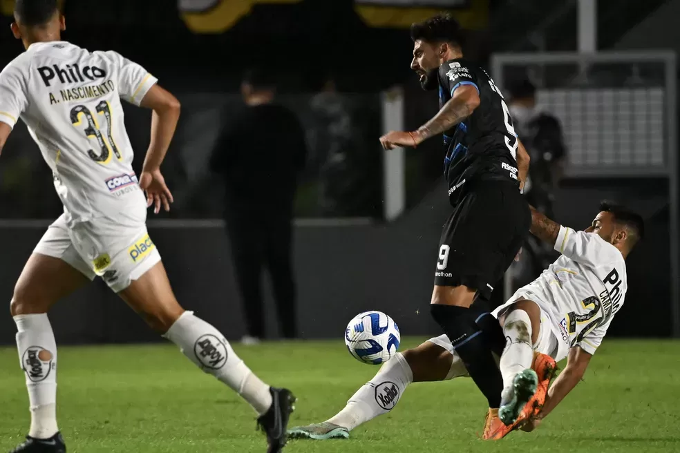 Santos x Blooming: Peixe joga com 12 jogadores por quase um minuto após confusão em substituição