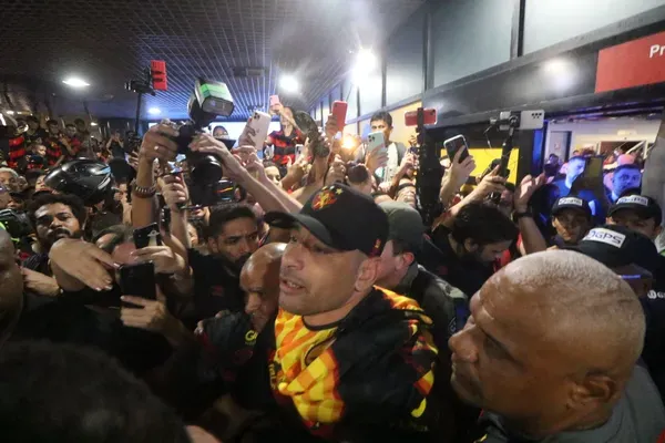 Com multidão rubro-negra, Diego Souza desembarca no Recife para defender o Sport