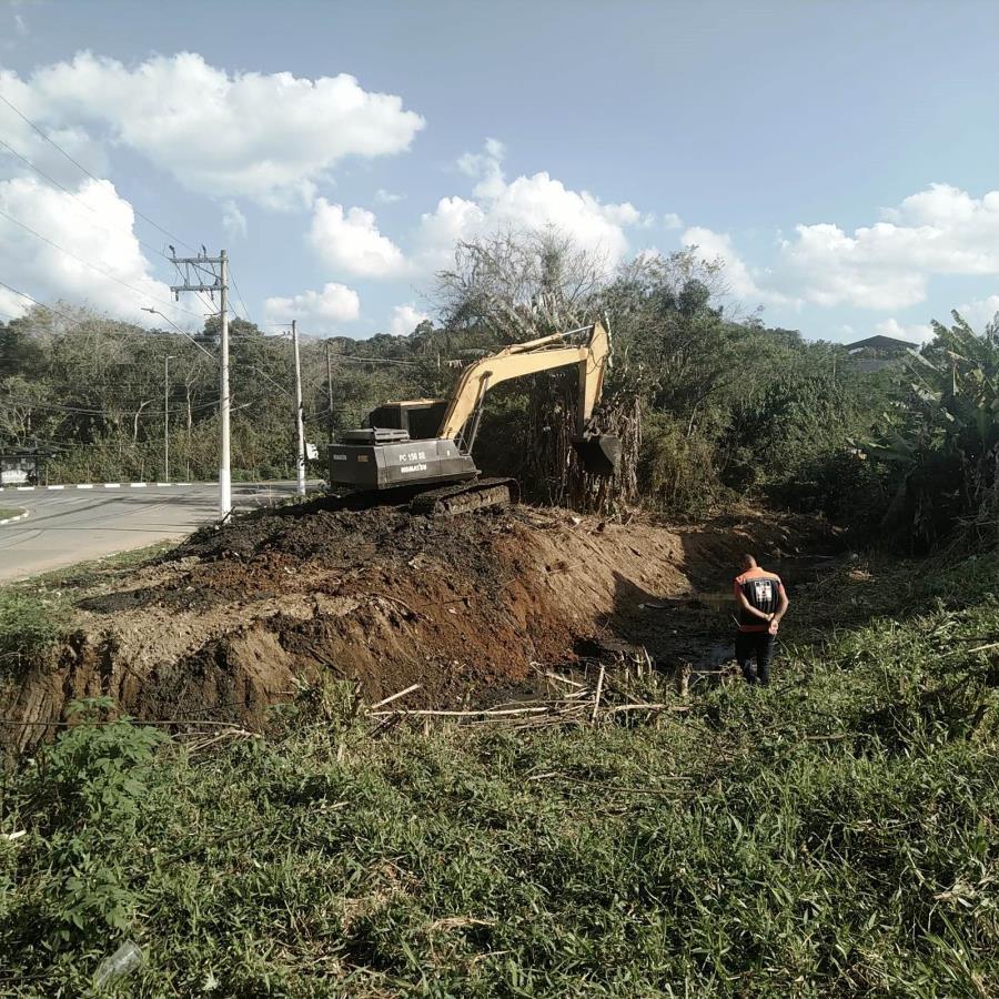 Ações de desassoreamento no bairro do Crispim