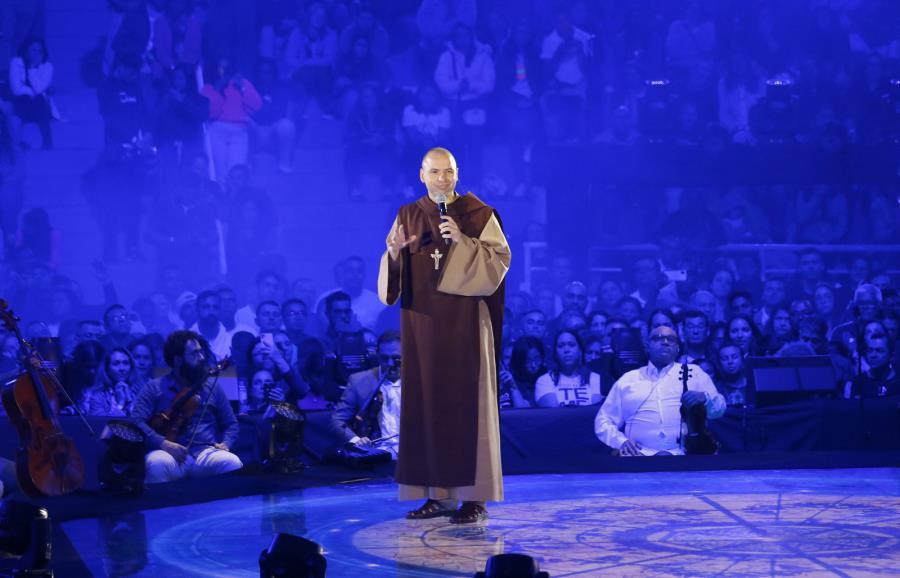 Ginásio de Esportes sedia show para gravação de DVD de frei Gilson