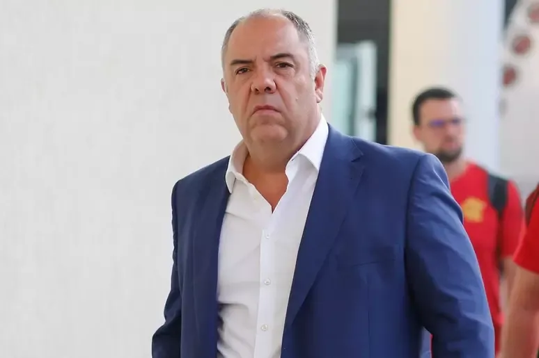 Após ser cobrado em shopping, dirigente do Flamengo agride torcedor