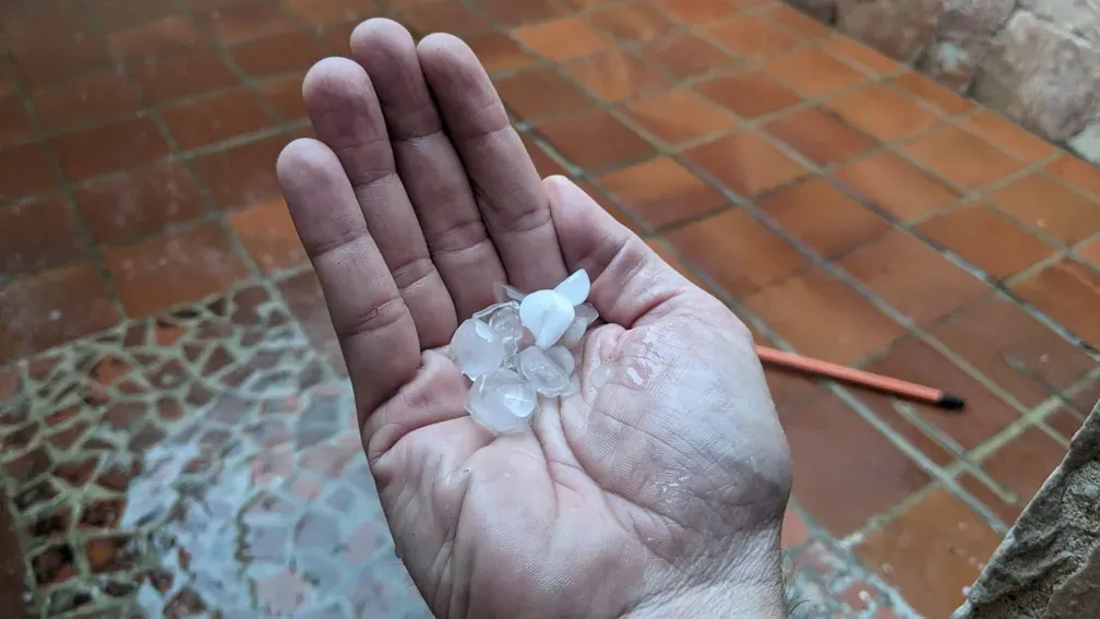 Cidade de SP tem chuva de granizo e estado de atenção para alagamentos após dias de calorão e recordes de temperatura