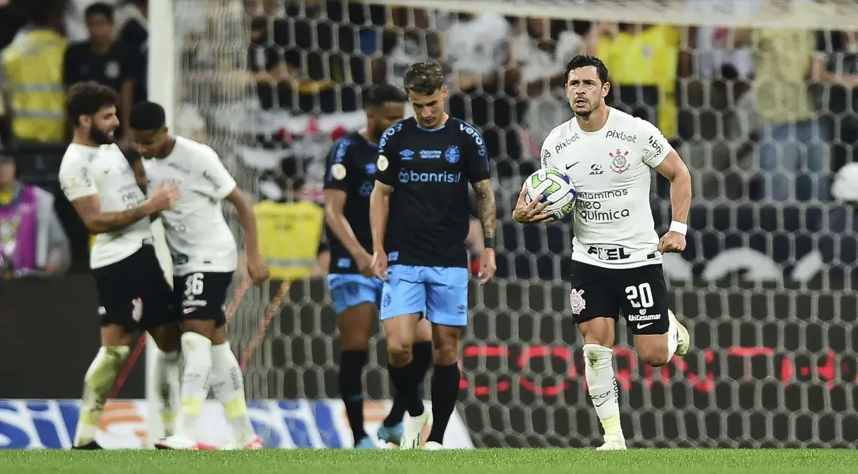 Em jogo de oito gols, Corinthians e Grêmio ficam no empate em Itaquera
