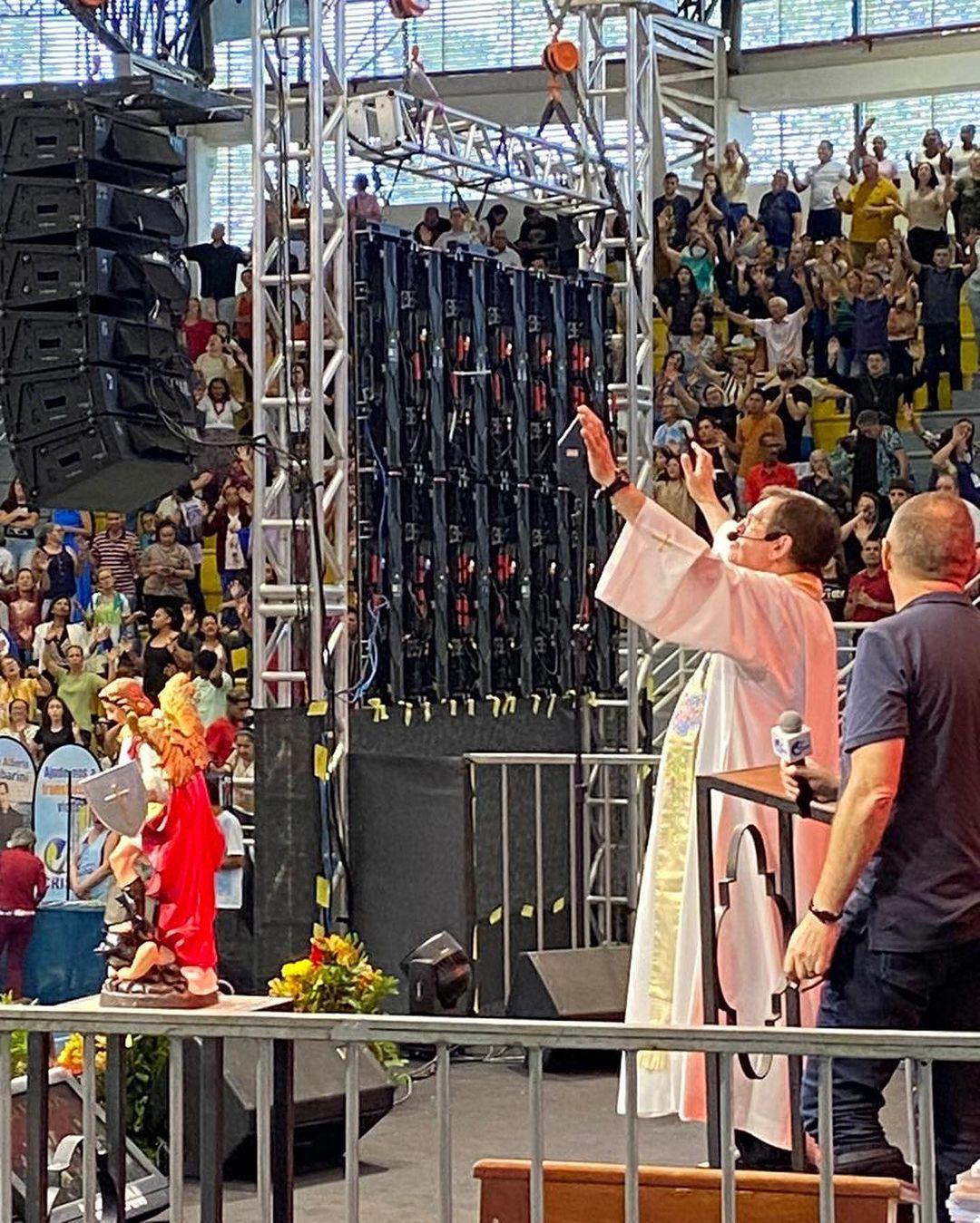 Ginásio de Esportes de Itapecerica da Serra, recebe Louvor de Aniversário do Programa Encontro com Cristo.