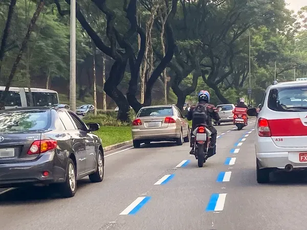 Ministério autoriza SP a implantar mais 4 trechos de faixas azuis exclusivas para motos em 11 avenidas