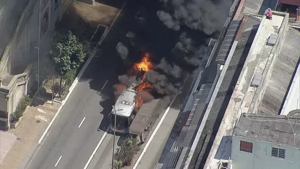 Ônibus pega fogo na Avenida 9 de Julho, no Centro de SP