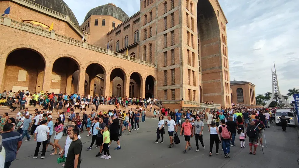 Dia de Nossa Senhora: Milhares de fiéis celebram a Padroeira do Brasil no Santuário Nacional de Aparecida