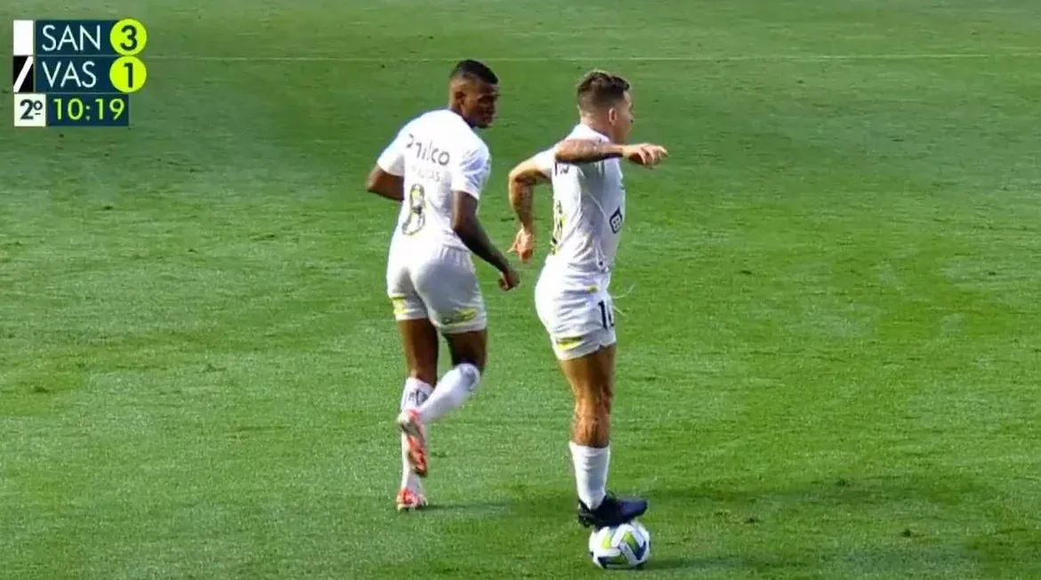 Soteldo pisa na bola e causa confusão generalizada em Santos x Vasco; Medel e Lucas Lima são expulsos por briga.