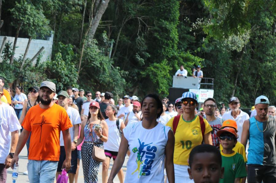 Fiéis vão às ruas de Itapecerica da Serra para celebrar a 14ª Marcha para Jesus