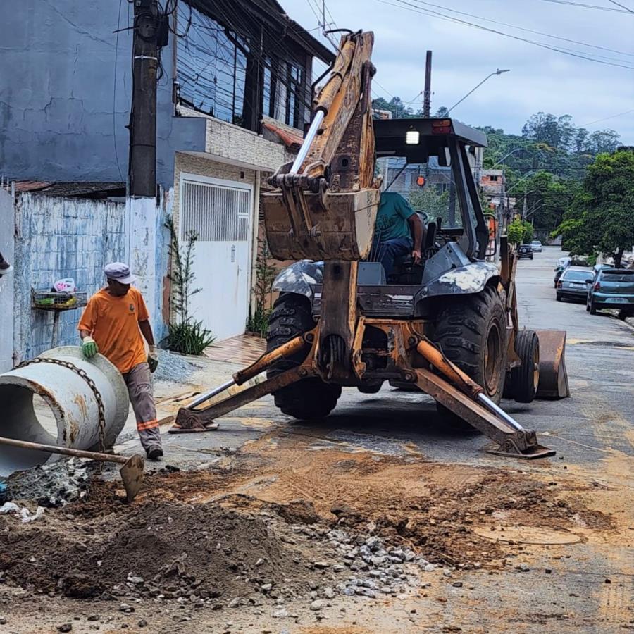 Prefeitura realiza obras de conservação e serviço de limpeza nos bairros de Itapecerica da Serra
