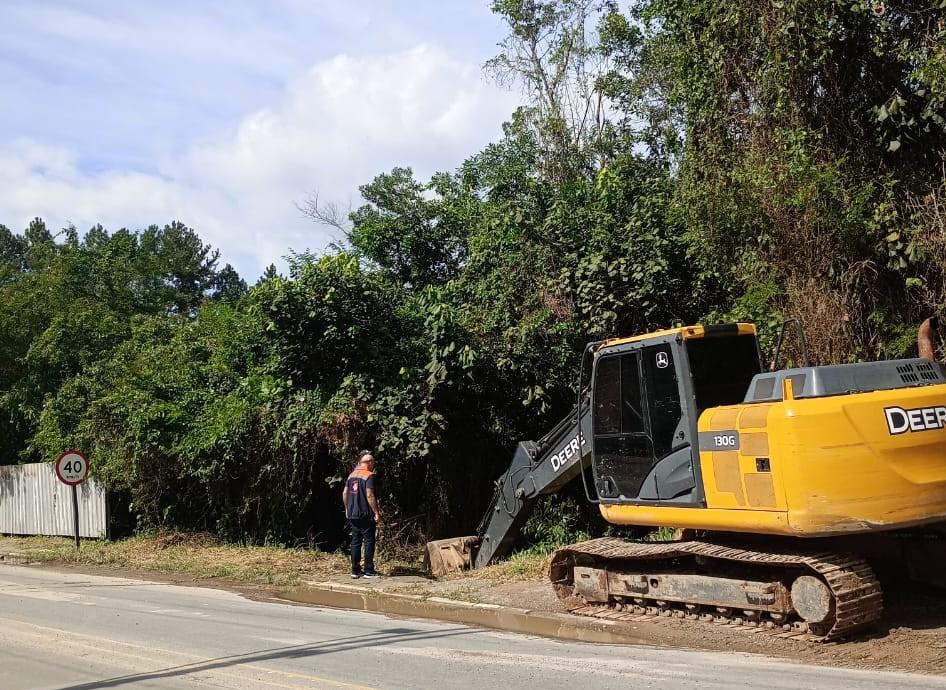 Defesa Civil e Secretaria de Serviços Urbanos de Itapecerica da Serra unem esforços para desassoreamento na Estrada João Rodrigues de Moraes