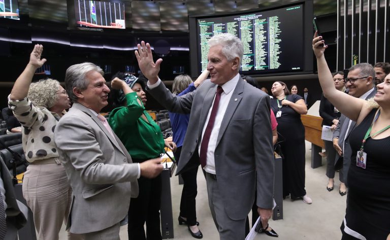 Denúncia contra Bolsonaro provoca embate entre deputados governistas e da oposição