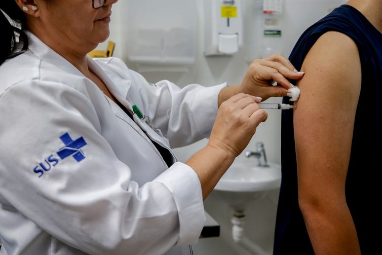 Ministério da Saúde amplia idade para receber vacina contra a dengue