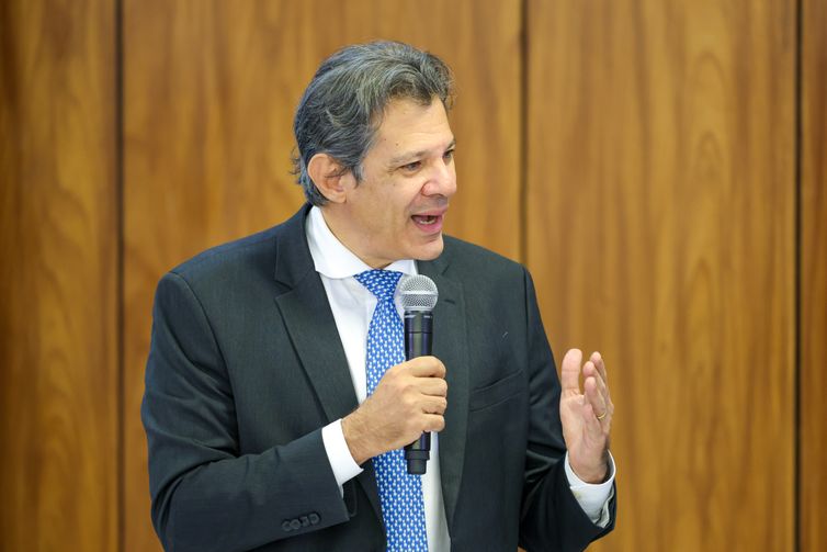 Haddad sai em defesa de arcabouço fiscal e se compromete com metas