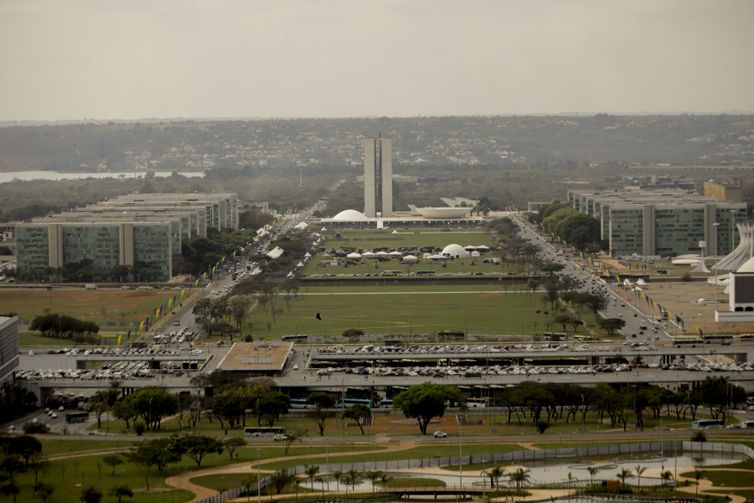 Reajuste de servidores federais será pago em maio, garante governo
