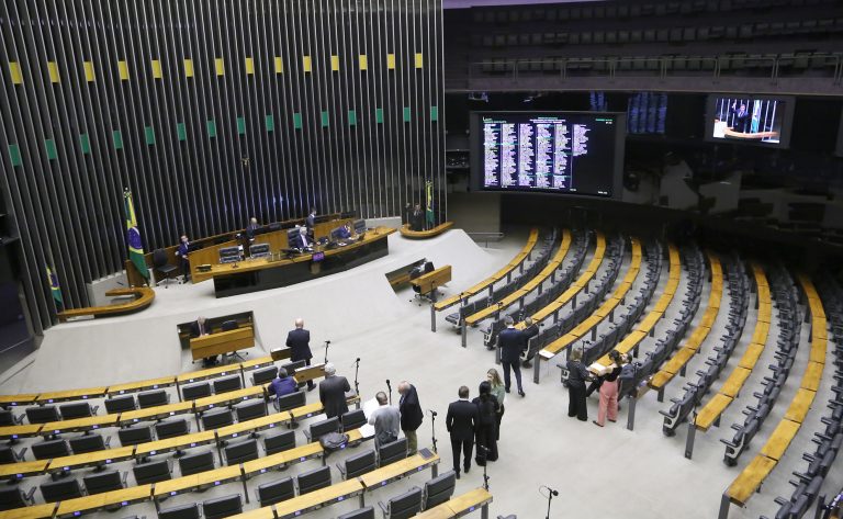 Câmara aprova urgência e inicia análise de projeto que prevê medidas contra tarifas de outros países; acompanhe