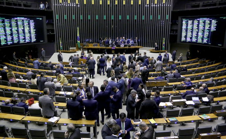 Câmara conclui discussão de projeto sobre combate a incêndios florestais; votação é adiada