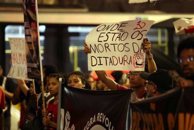 Cordão da Mentira faz desfile 