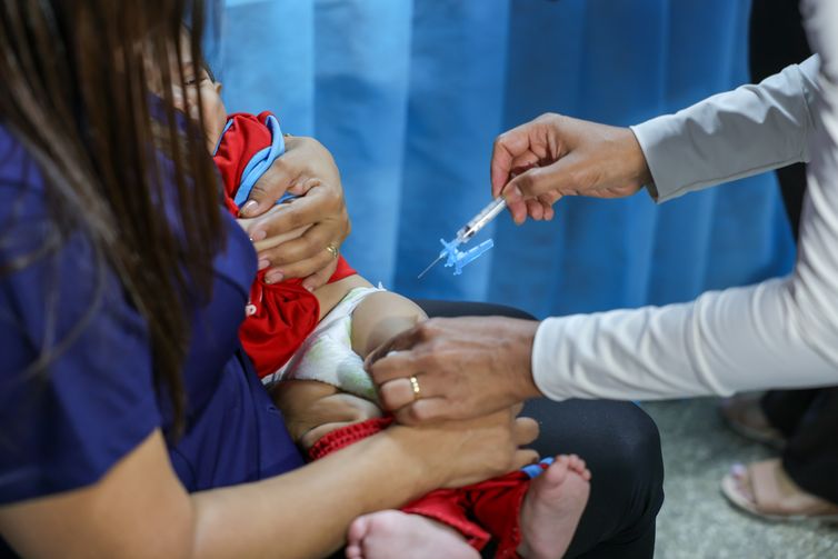 Vacinação nas escolas: crianças são imunizadas e atualizam caderneta