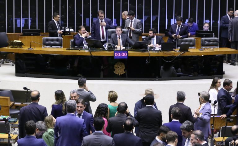 Câmara aprova suspensão de ação penal contra Delegado Ramagem relacionada a atos do 8 de janeiro