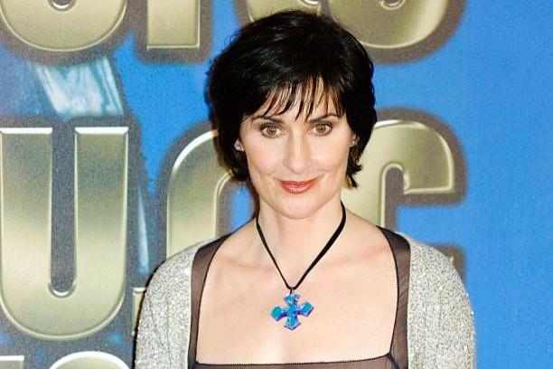 Famosos que comemoram aniversário neste sábado, 17 de maio: Enya, Duda Nagle, Ross Butler e mais, confira a lista. 