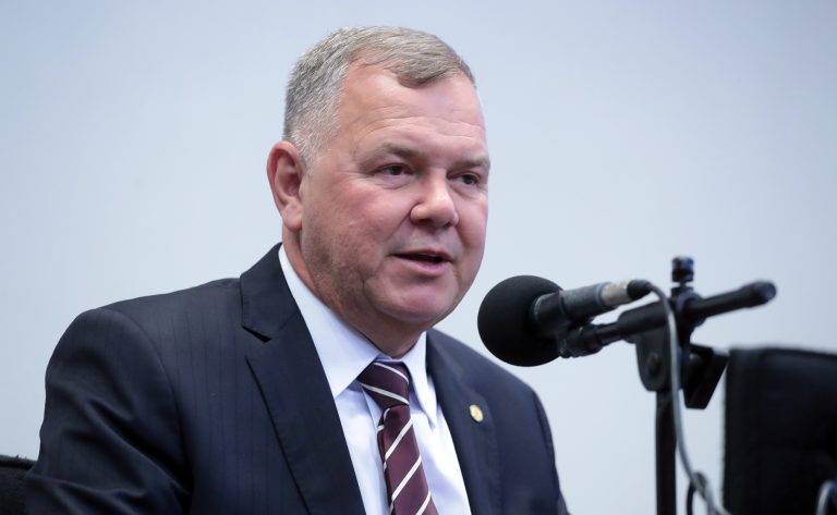 Projeto prevê punição mais rigorosa para autoridade que dirigir ou cometer crime sob efeito de álcool ou drogas