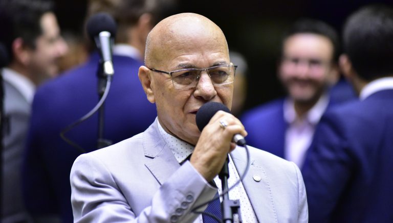 Comissão aprova proibição de discriminação de aluno bolsista