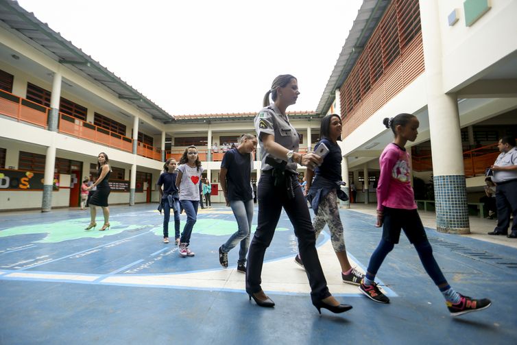 Estudantes se articulam contra o modelo cívico-militar em Minas Gerais