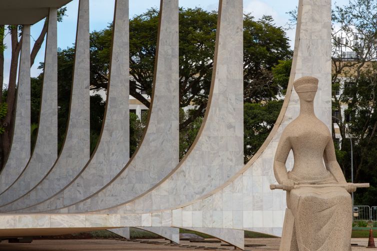 Juristas pedem ao STF responsabilização civil de Eduardo Bolsonaro