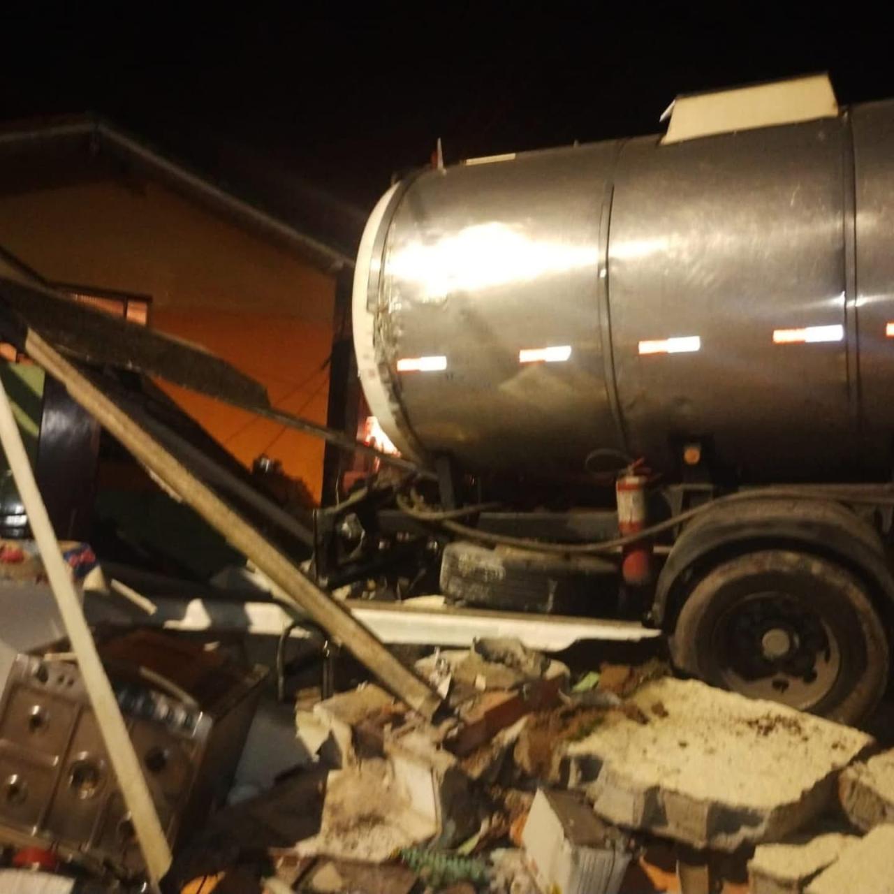 Caminhão com produto químico invade residência no bairro da Lagoa, em Itapecerica da Serra
