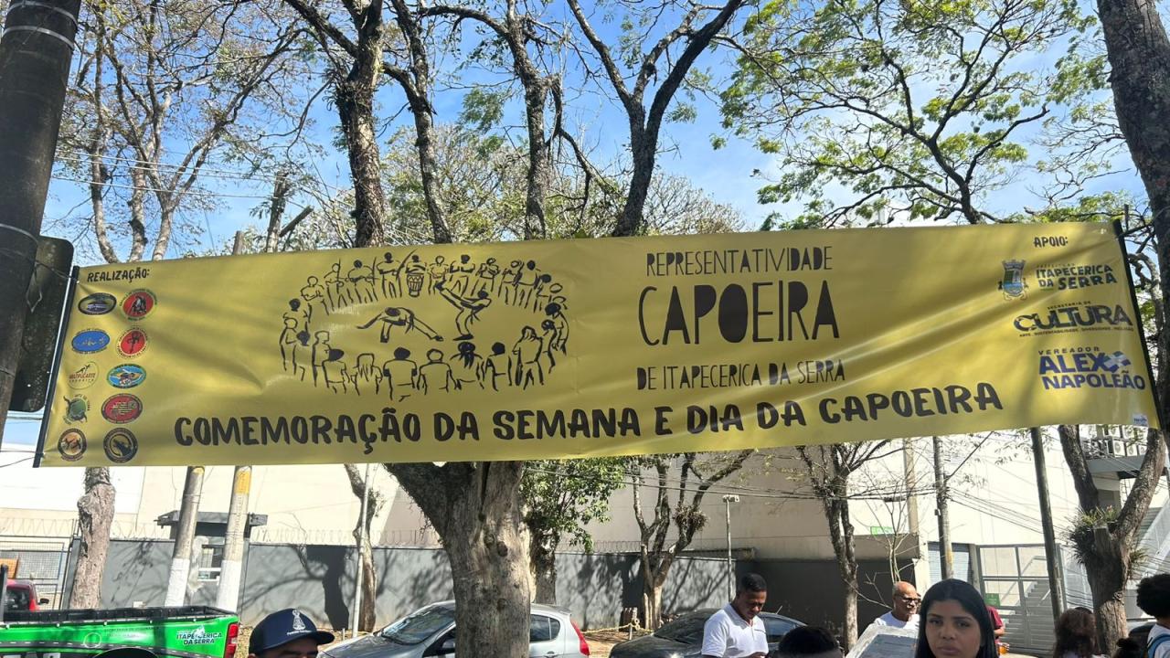Dia do Capoeirista é celebrado com rodas simultâneas no centro de Itapecerica da Serra