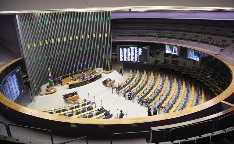 Deputados analisam MP que cria o programa Agora Tem Especialistas; acompanhe