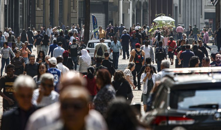 Mais de 6,5 milhões de famílias deixaram linha da pobreza em 2 anos