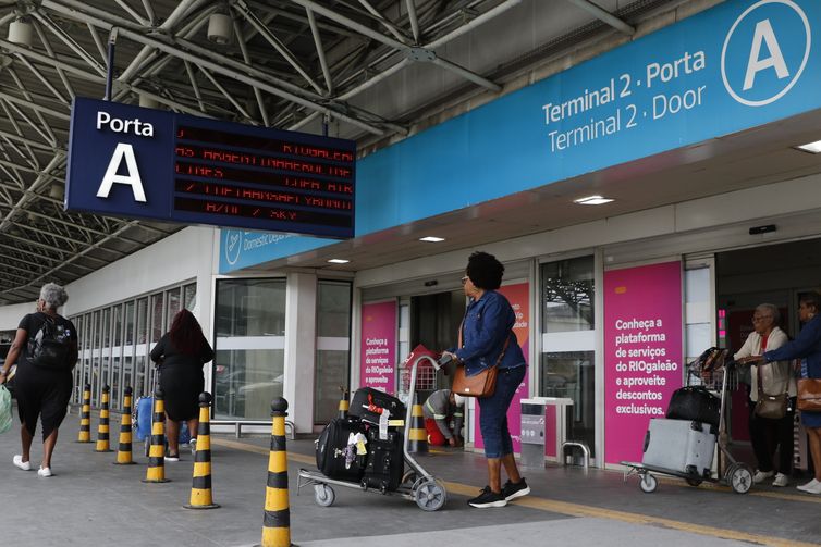 Aéreas flexibilizam remarcação de voos para RJ após operação policial