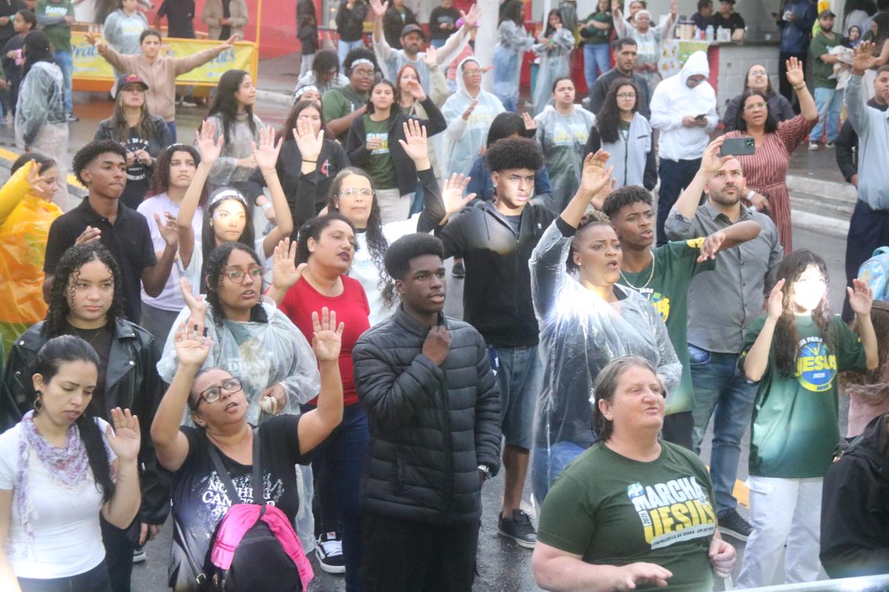 Marcha para Jesus 2025 reuniu multidão e demonstra fé mesmo sob chuva em Itapecerica da Serra