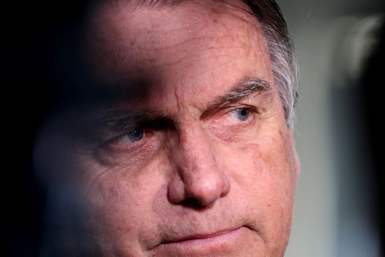 Bolsonaro tem crise de soluço e passa por atendimento médico na prisão