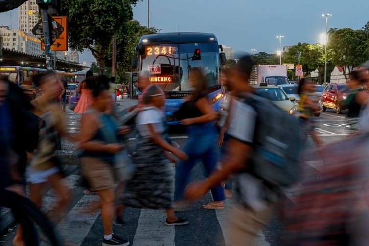 Empresas pagavam, em média, 15,8% mais a homens que a mulheres em 2023